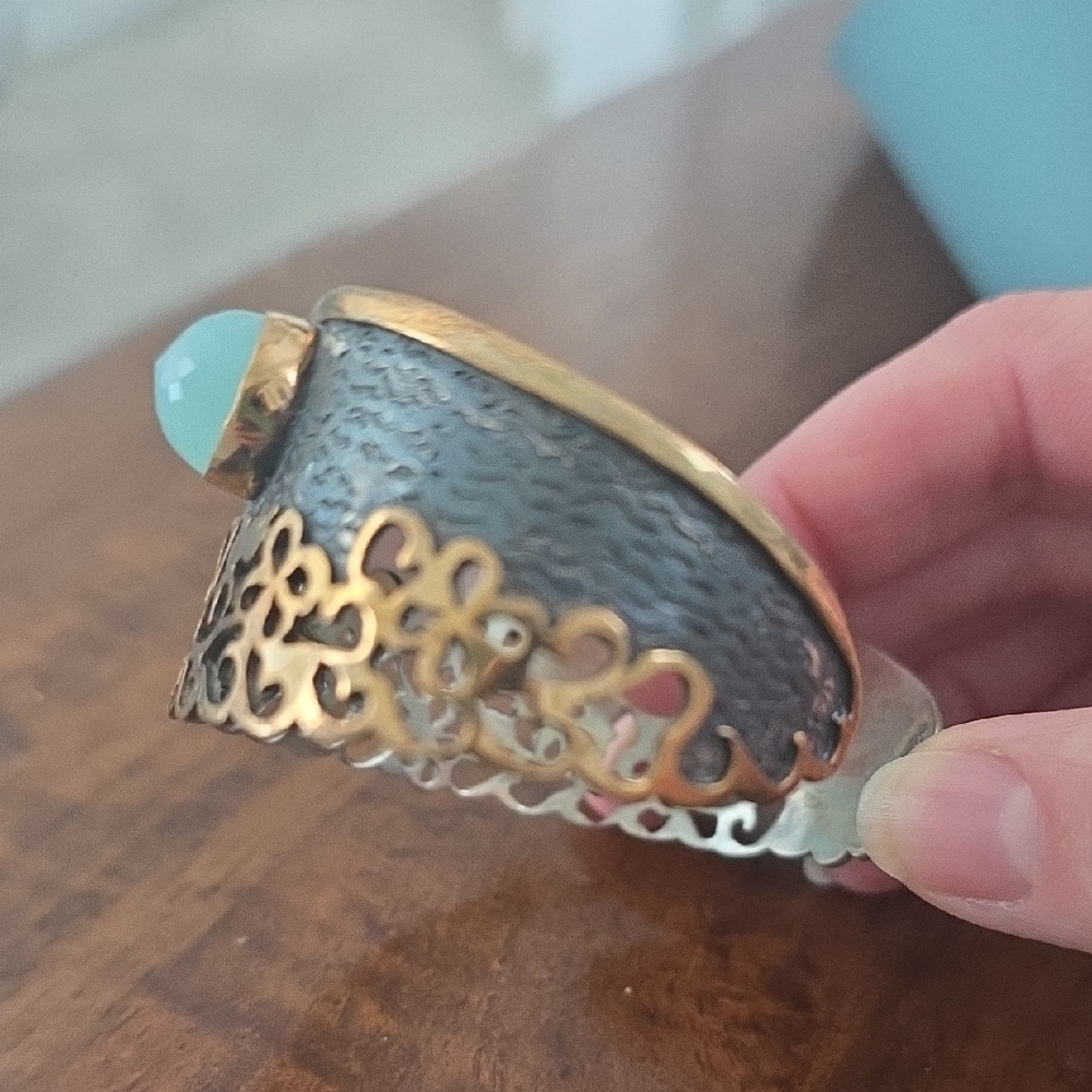 Elegant Gold and Green Women's Bracelet - Picture 6 of 8